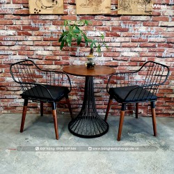 Bàn cafe chân sắt hình loa mặt gỗ cao su Bàn cafe chân sắt hình loa mặt gỗ cao su